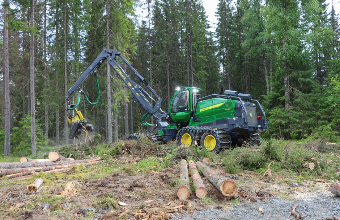 John Deeres store hogstmaskiner i H-serien, modellene 1270H og 1470H, er utstyrt med nytt bakre chassis og ny plassering av motor, hydraulikkolje, drivstofftanker og pumper, noe som blant annet skal gi vesentlig lavere støynivå i førerhytta. (Foto: Njål Hagen)