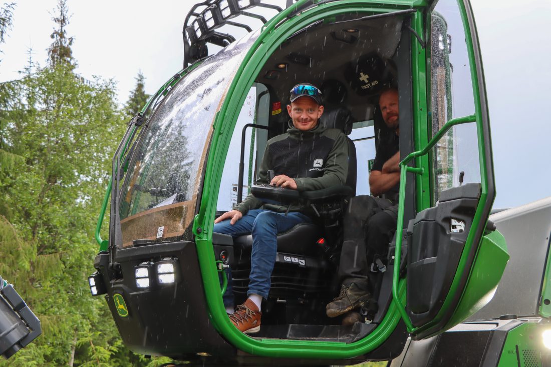 Bjørn Vegard Lierhagen, Lierhagen Skogdrift AS, har flere John Deere lassbærere, men foreløpig er alle hogstmaskinene av et annet merke. (Foto: Njål Hagen)