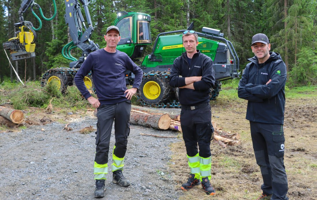 Morten (t.v.) og Fredrik Holmgren, fra Holmgren AS, er 3. generasjon skogsentreprenører og har flere John Deere-maskiner. Til høyre er Axel Løvenskiold, country manager i John Deere Forestry. (Foto: Njål Hagen)