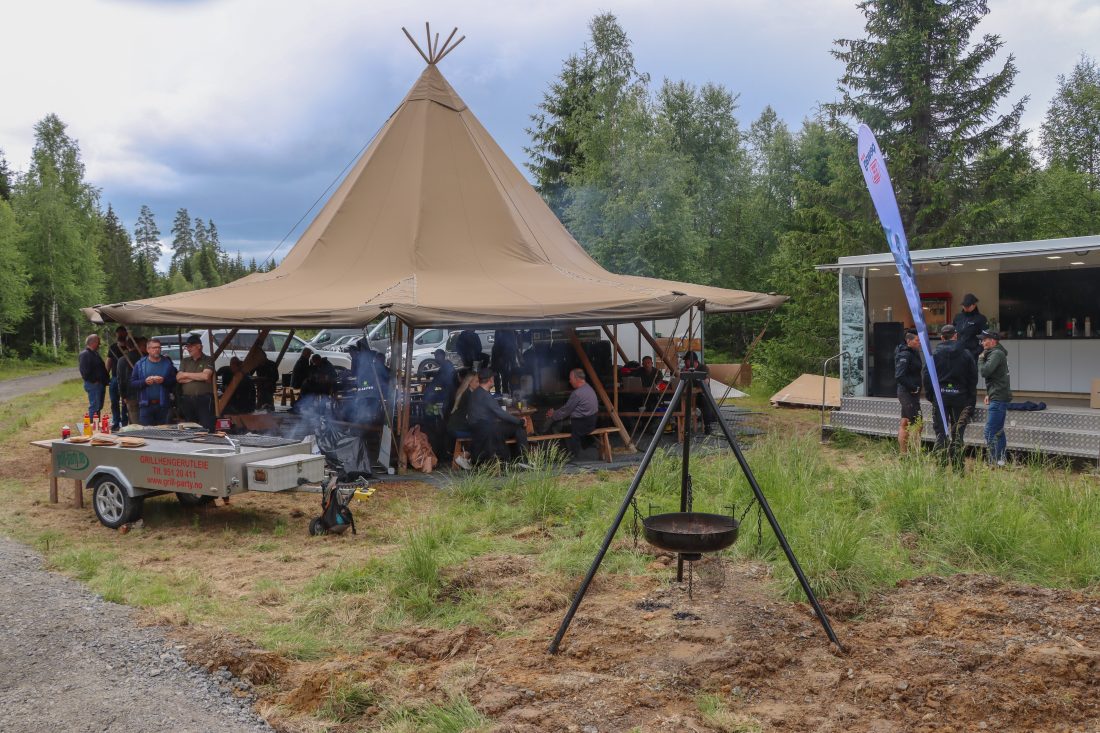 Det var ventet et sted mellom 300 og 400 kunder og sjåfører til lanseringen av de nye H-modellene. Da er det greit å ha stort telt. (Foto: Njål Hagen) 