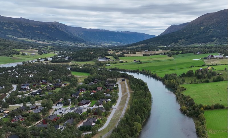 Dette boligområdet stod under vann i 2018, men er nå sikret mot fremtidige flommer. (Foto: NVE)