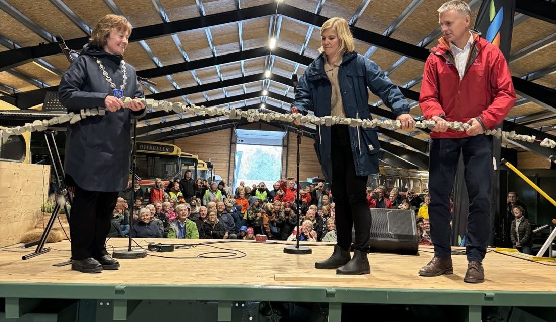 Ordfører Edel Kveen, statssekretær Elisabeth Sæther og Vassdrags- og energidirektør, Kjetil Lund åpnet anlegget ved å klippe en lenke av Glasopor. (Foto: NVE)