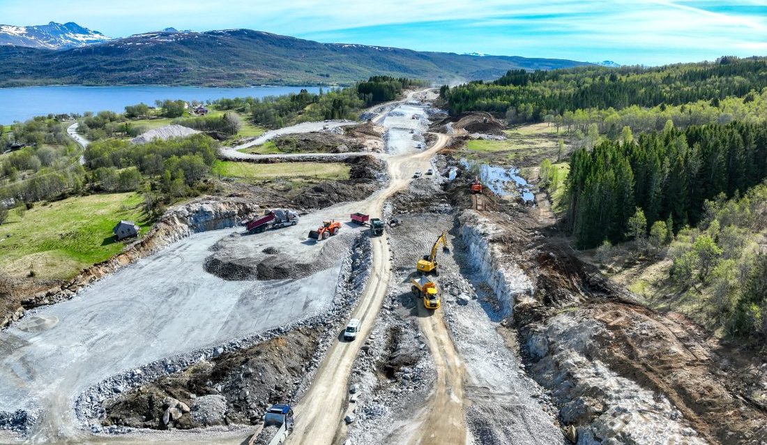 Etterlengtet utbygging: Den nye veien vil redusere kjøretid mellom Sortland og Harstad med 40 minutter, og det blir ca. 35 minutter raskere å kjøre fra Lofoten til Evenes lufthavn. Den nye veien vil gjøre nærings og persontransporten tryggere og mer effektiv, og gi hele regionen en bedre forbindelse til E6. (Foto: Statens vegvesen)