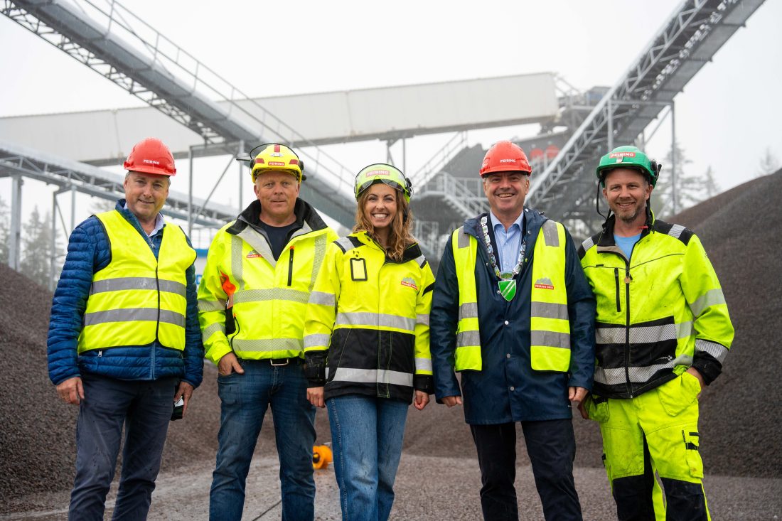 Fra venstre: Varaordfører Nittedal Inge Solli, Avdelingsleder Bjønndalen Bruk Fredrik Brubakken, Konsernleder Feiring Margrethe Ollendorff, Ordfører Nittedal Rune Winum, driftsleder vaskeanlegg Tormod Bjøralt.(Foto: Feiring)