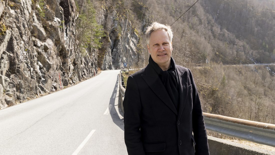 Samferdselsminister Jon-Ivar Nygård (Ap) sier at veldig mye av pengene skal gå til opprustning og fornying av fylkesveinettet. (Foto: Henrik Jonassen, Samferdselsdepartementet)