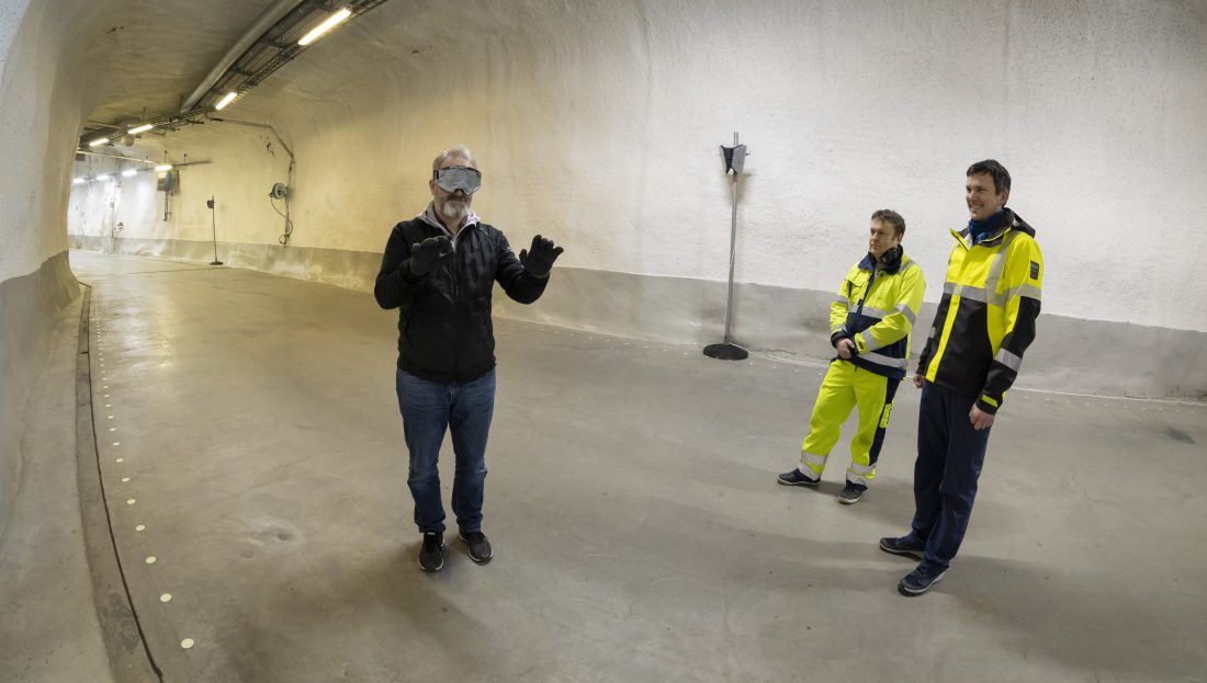 Oppfinnerne Eugene Zaikonnikov og Tron Vedul Tronstad (t.h.) følger med på testen. (Foto: Thor Nielsen/SINTEF)