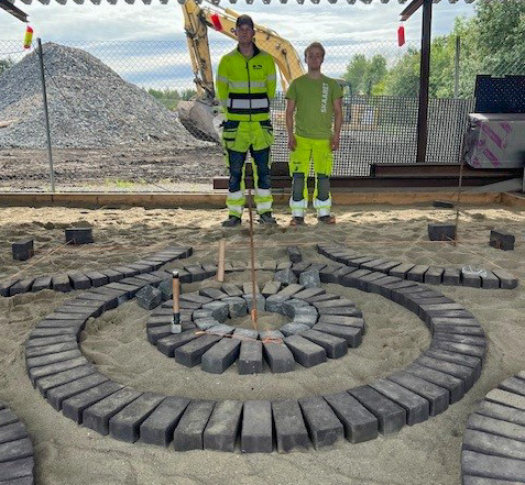 Bildet er fra trening til WorldSkills og fagprøve. Trym Brøderud Midtsæther (t.v.) og Daniel Berg. (Foto: Skaaret Landskap)