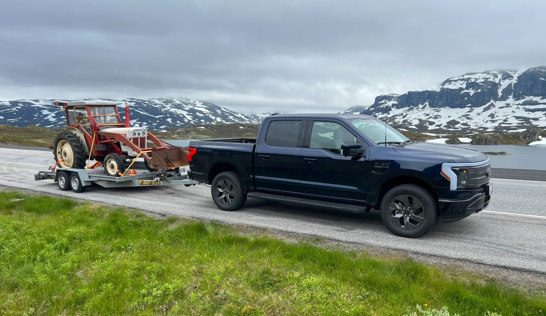 Ford F-150 Lightning er en fullsize amerikansk pickup. 429 km rekkevidde, men det er uten henger som veier 3300 kg og 6300 kg totalvekt. Med et dreiemoment på 1050 Nm var vekten av hengeren knapt merkbar. (Foto: Njål Hagen)