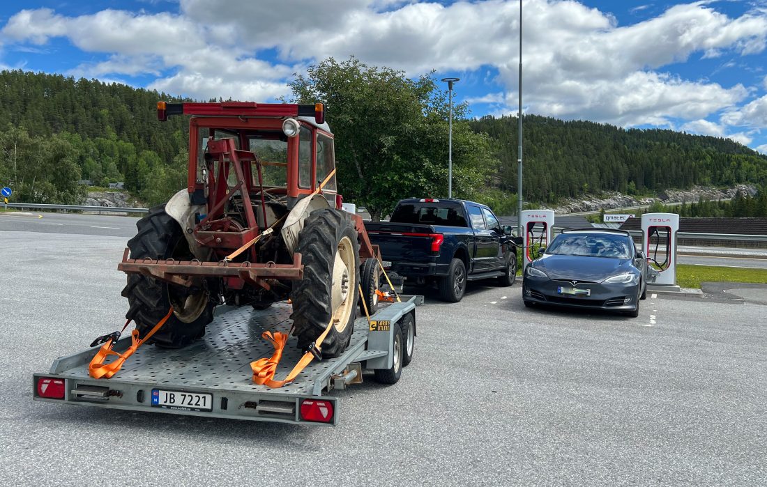 Godt med god plass når 12 meter pickup med henger skal lades. De fleste stedene var det ikke noe problem å komme til ladestasjonene, men det hjalp også at vi kjørte en søndag før sommerferien. (Foto: Njål Hagen)