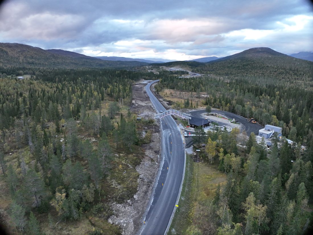 E6 Trøndelag grense-Lille Majavatn er nest siste puslebit i gigantprosjektet E6 Helgeland. Her sett fra Nordlandsporten ved fylkesgrensa. (Foto: Statens vegvesen)