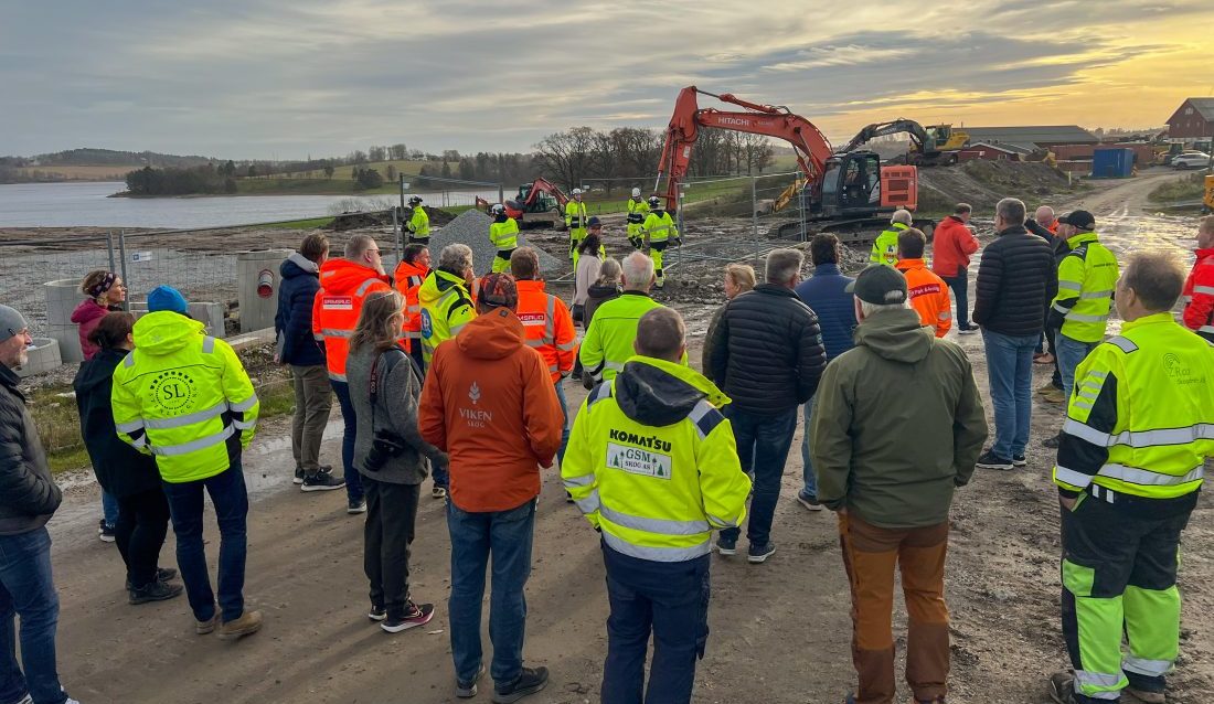 Torsdag 31. oktober stilte flere store anleggs- og skogsentreprenører opp på Kalnes vgs for å markere motstand mot nedleggelse av skolen. (Foto: Njål Hagen)