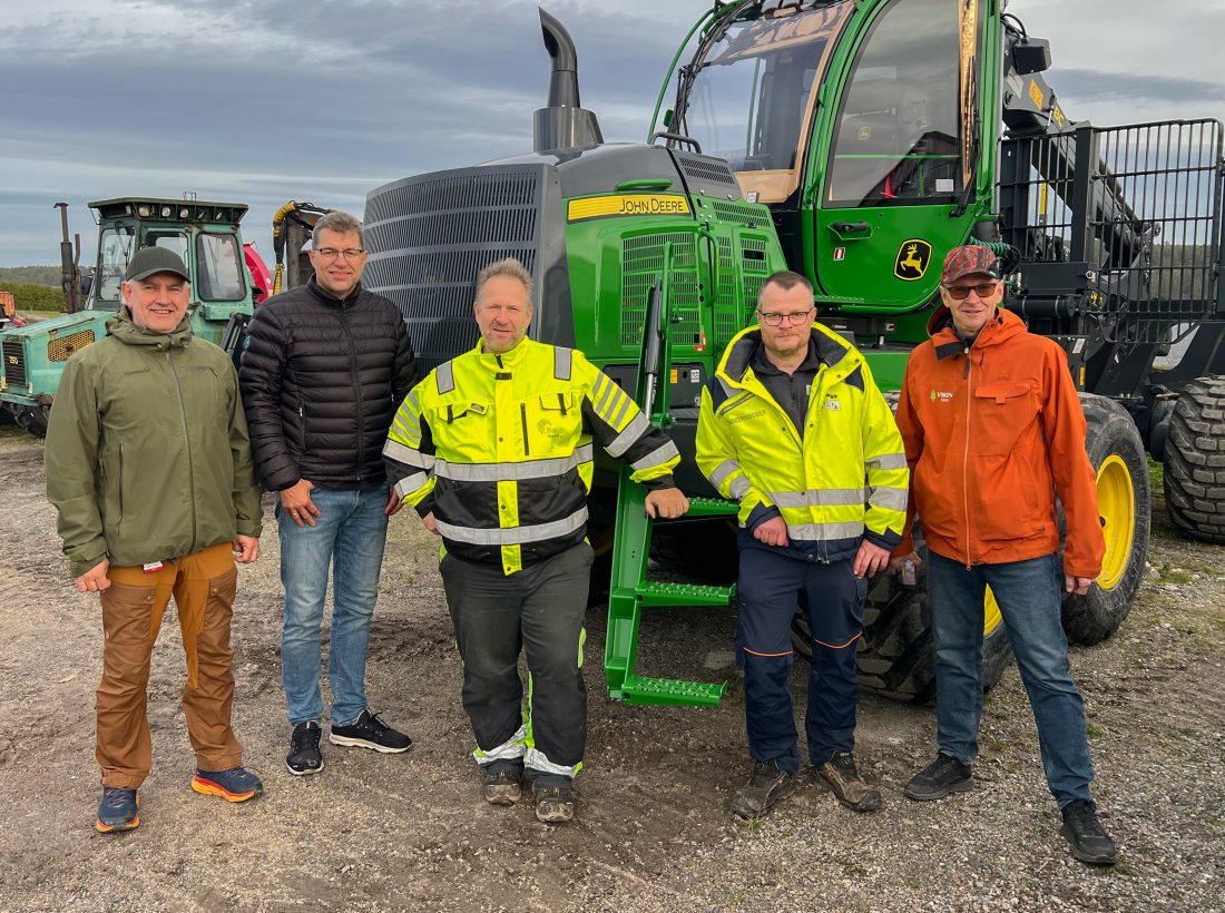 Dag Ryen Martinsen (t.v.), lærer i naturbruk og skog, Bjørn Lauritzen, fagsjef i avdeling skog i MEF, Dag Raa, daglig leder i Raa Skogdrift, Claes Magnusson, daglig leder GSM Skog, og Olav Bjella, organisasjonssjef i Viken Skog, mener det vil være helt tragisk om skolen legges ned. (Foto: Njål Hagen)