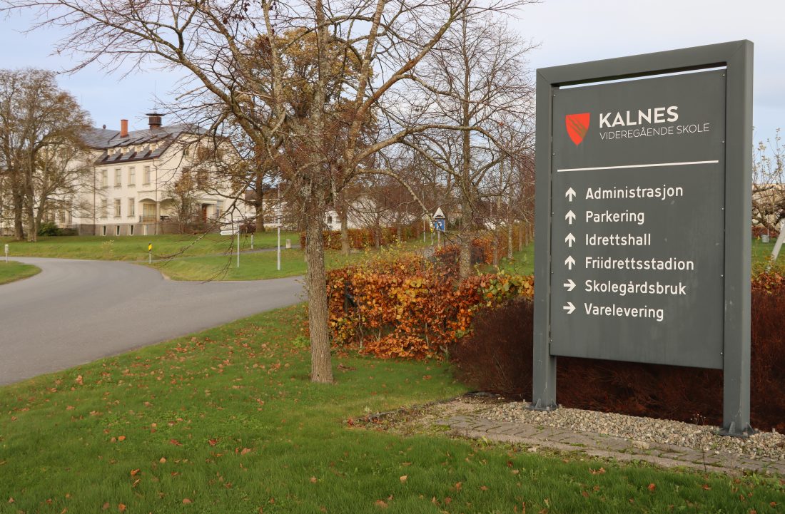 Kalnes vgs har nesten 500 elever og er den eneste fylkeskommunale skolen i Østfold som har linjer for anleggsteknikk og skog. (Foto: Njål Hagen)