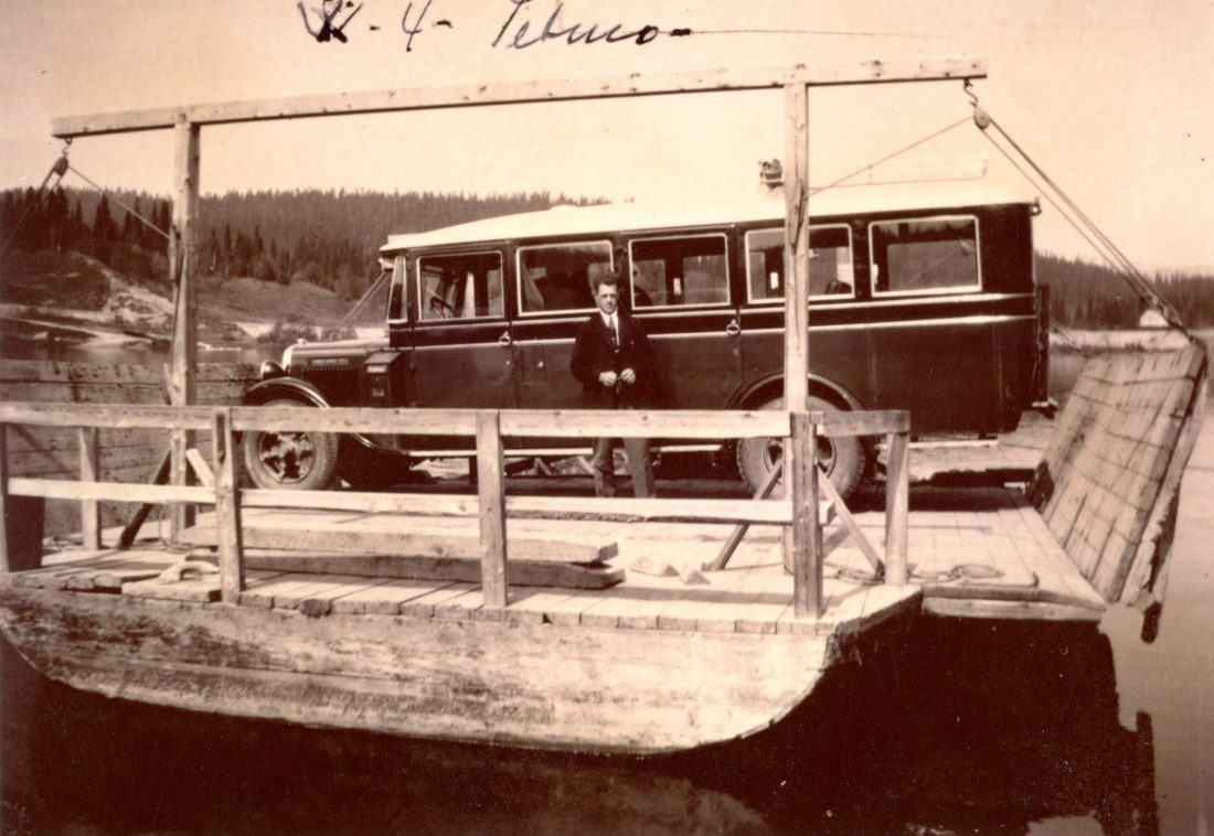 Nes ferge på riksvei 50 i Grong (Harran). Bussen tilhører Solid busselskap i Mosjøen. Bussens registreringsnr. W4 og sjåføren er Arthur Tetmo.(Bildet er utlånt av Trygve Ystgård, repro: Sætran foto, Hamar/ Norsk vegmuseum) 