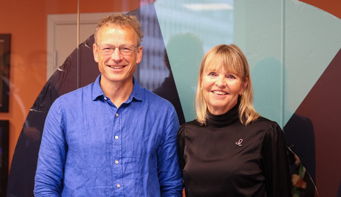 Stig Schjølset, daglig leder i ZERO og Anette Aanesland, administrerende direktør i Nye Veier forlenget avtalen om samarbeid. (Foto: Zero/Nye Veier)