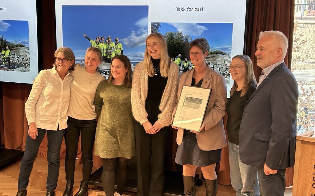 Fornøyd gjeng: fra venstre: Astrid Drage (Asplan Viak), Maja Bernhoff (LNS), Kristin Kaasa (tidl. Asplan Viak), Elise Christensen (Grønn Byggallianse), Anne-Lise Bratsberg (Nye Veier), Pernille Meyer (Asplan Viak) og Odd Bjørvik (LNS). (Foto: Espen Hoell/Nye Veier)