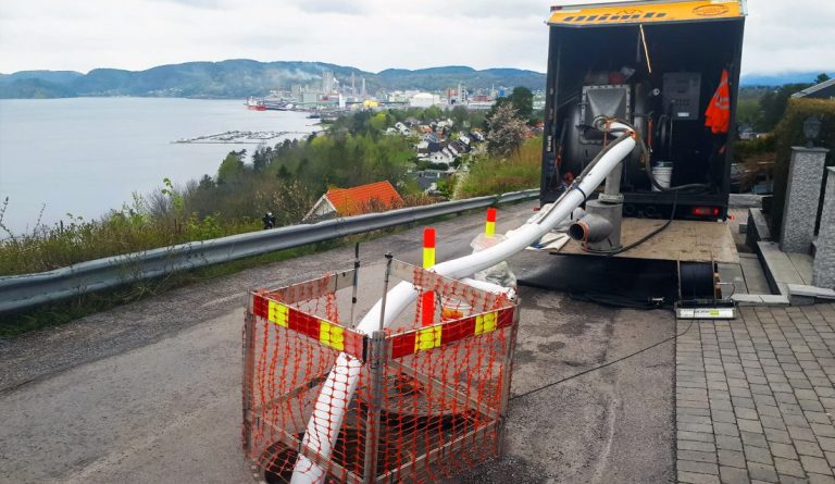 Med NoDig-metoder fornyes vann- og avløpsrør uten å grave. Her installeres strømpeforing i avløpsledning fra kum. (Foto: Olimb Rørfornying)