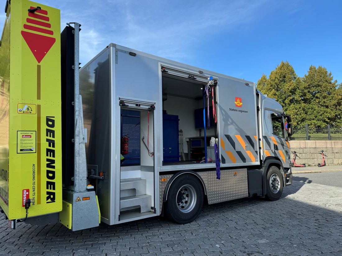 Skapet på vaktbilen rommer blant mye annet en vertikal stige, en kraftig elektrisk vinsj, kald asfalt og kanner med drivstoff og en strømstarter for å hjelpe de som har kjørt tomt videre fortest mulig. (Foto: Ingvild Ryengen-Bjerke, Statens vegvesen)