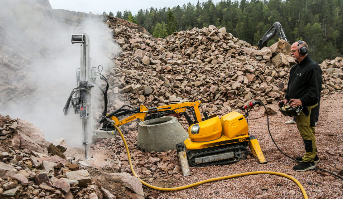 Daglig leder i Toft Anleggsservice og Teknikk AS, Peter Toft, styrte spakene da et boretårn av typen MDR 1000A montert på en Brokk 60, ble demonstrert i september. (Foto: Runar F. Daler)