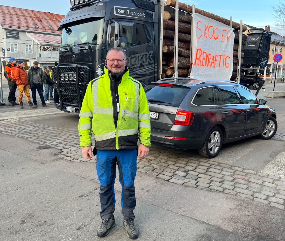 Bjørn Steinar Bottegård, faglærer ved skoglinjen ved Kongsberg vgs, frykter for næringen i distriktet om skoglinjen legges ned. (Foto: Njål Hagen)