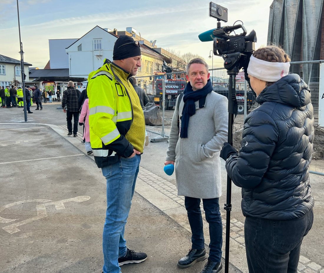 Bjørn Lauritzen, fagsjef i avdeling skog i MEF, engasjerer seg stort og legger ned mye tid i arbeidet med å overbevise politikerne om å beholde skoglinjene. Her intervjues han av NRK Buskerud. (Foto: Njål Hagen)