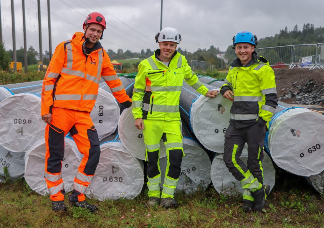 Kristian Olimb (t.v.), Olimb Anlegg, Tore Askilsrud, WSP, og Magnus Solberg, Arne Olav Lund (AOL), samarbeider om å tilføre Nittedal kommunes innbyggere og næringsliv bedre vann- og avløpshåndtering gjennom prosjektet «VA på langs». (Foto: Njål Hagen)