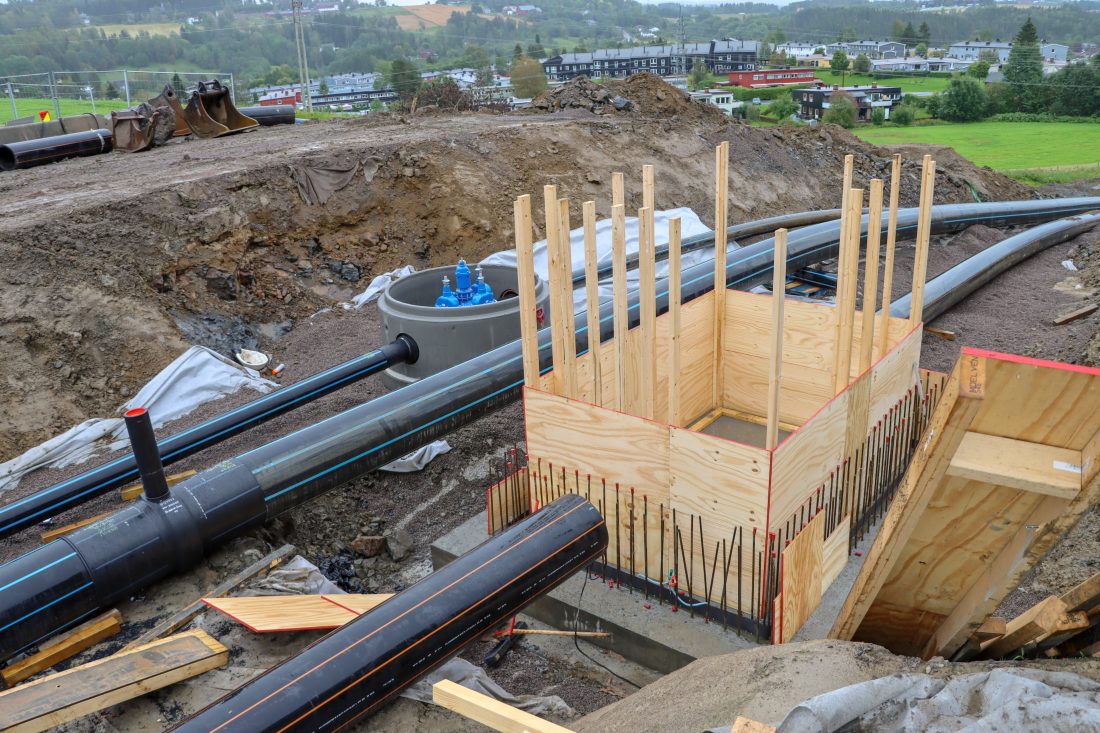 Det bygges pumpestasjoner to steder på den vel 10 kilometer lange strekningen. Det bygges også tre salgskummer for vannforsyning til kommunalt nett. (Foto: Njål Hagen) 