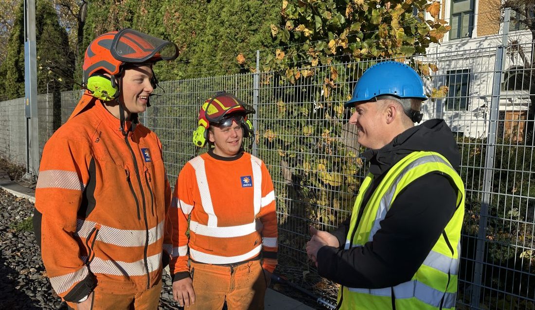 Odin Vingerei (t.v.) og Eivind Nordjordet Kylland med John-Are Silset fra OKAB (Opplærlingskontoret for anleggs- og bergfagene.) (Foto: Mesta)