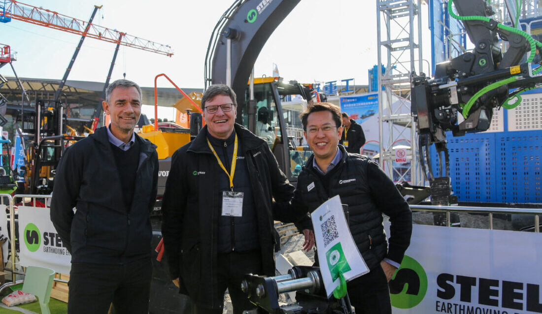 Steelwrist-trio på Bauma China: Fra venstre: Markus Nilsson, teknisk sjef, Stefan Stockhaus, adm.dir., og Peter Lam, vice president region Asia Pacific. (Foto: Runar F. Daler)