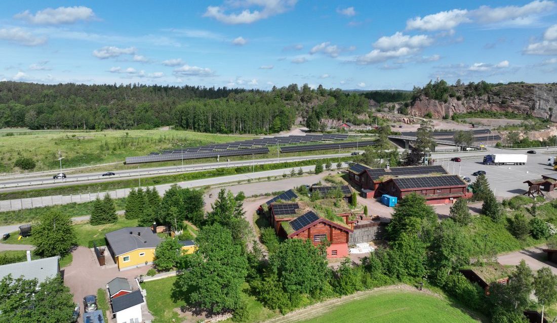 Slik vil det se ut når arealet ved E18 ved Furulund i Sandefjord tas i bruk for å produsere solenergi til bruk for tungtransport. (Foto: Norconsult/Hafslund)