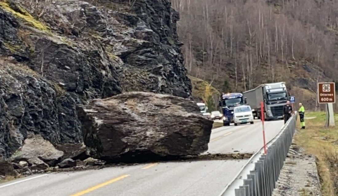 Steinen som raste ut på E16 i Aurland er så stor at den må sprenges for å kunne bli fjernet. (Foto: Statens vegvesen)