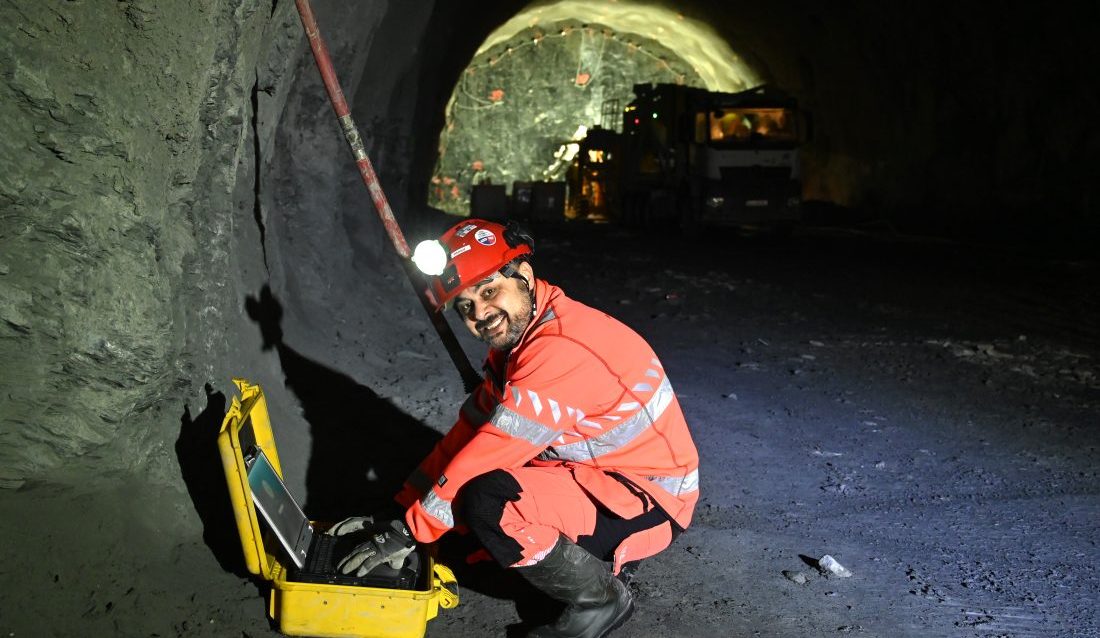 Geolog Ahmed Al-Samarray benytter seismikk for å kunne «se» 150 meter innover i fjellet og forutsi bergartens sammensetning. (Foto: Øyvind Ellingsen/Statens vegvesen)