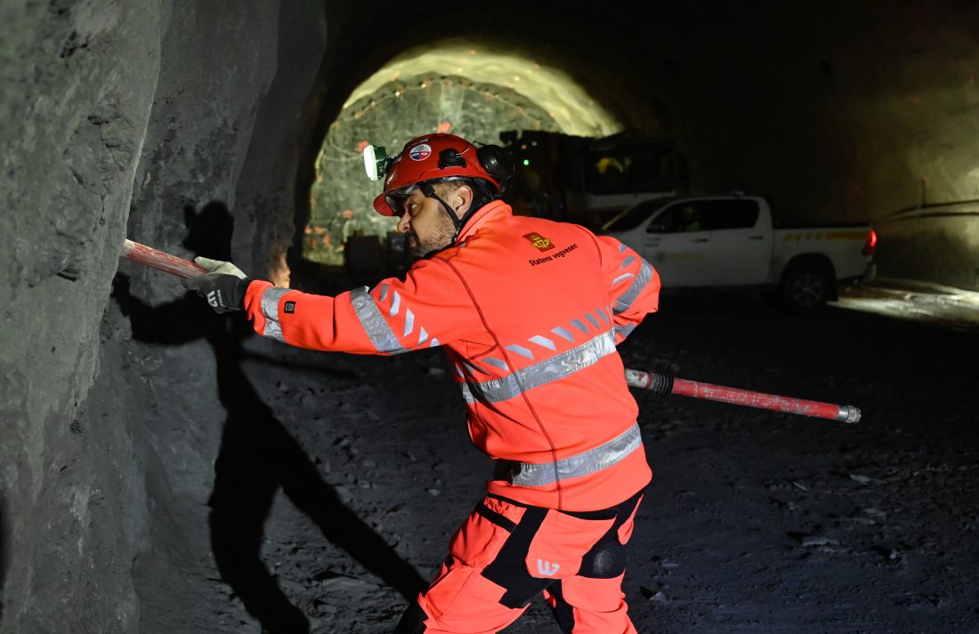 Her monterer Al-Samarray den seismiske mottakeren. (Foto: Øyvind Ellingsen/Statens vegvesen)