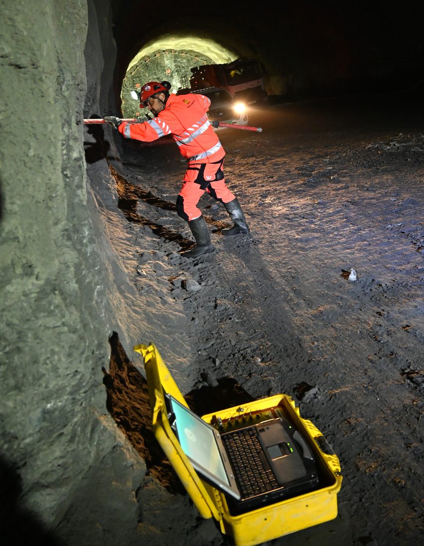 De seismiske signalene «mates» inn i en programvare som lager 3D-modeller av fjellet. (Foto: Øyvind Ellingsen/Statens vegvesen)