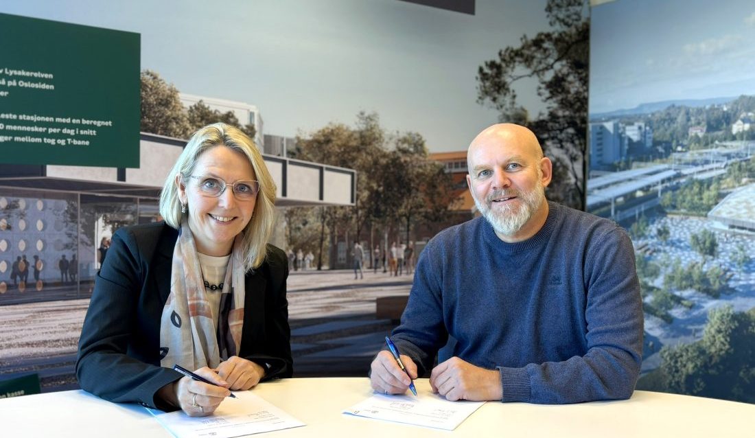 F.v.: Direktør Irene Måsøval i Fornebubanen og direktør Neal Nordahl i Veidekke Anlegg signerer kontrakten. (Foto: Veidekke)