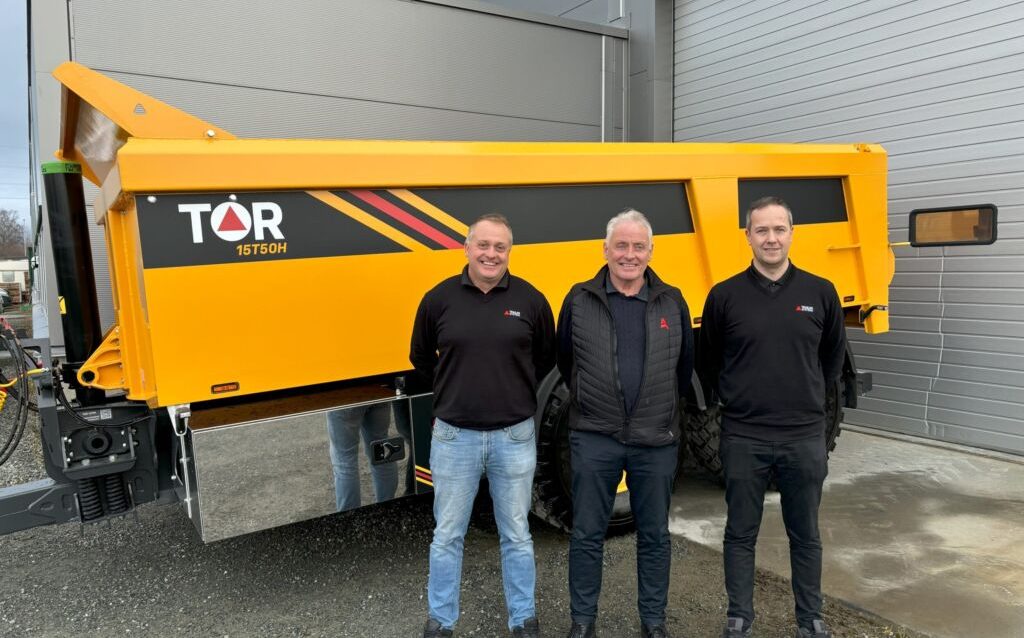 Akershus Traktor blir eneforhandler av TOR tilhengere fra Trailer Systems. Fra venstre. Ståle Rennemo, Ole Hveem og Morten Okkenhaug Haug (Foto: Trailer Systems)