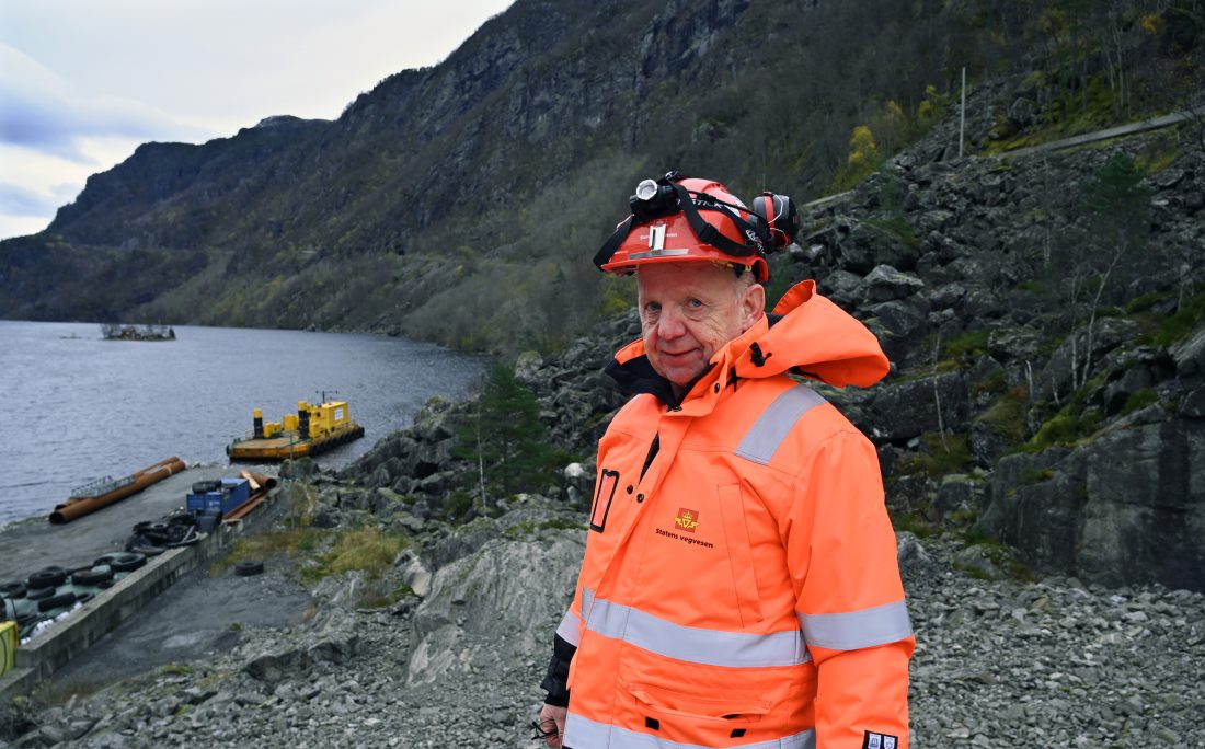 Prosjektleder Geir Strømstad fotografert i Lovra der tunnelen kommer. (Foto: Statens vegvesen)