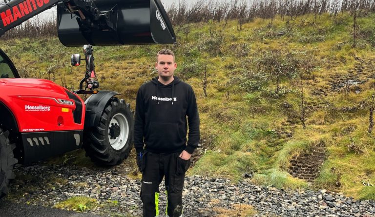 På bildet er logistikkmedarbeider Jonas Mørch Andersen hos Hesselberg. I bakgrunnen sees sporene opp bakken, samt gjerdet som er klippet opp. (Foto: Hesselberg)