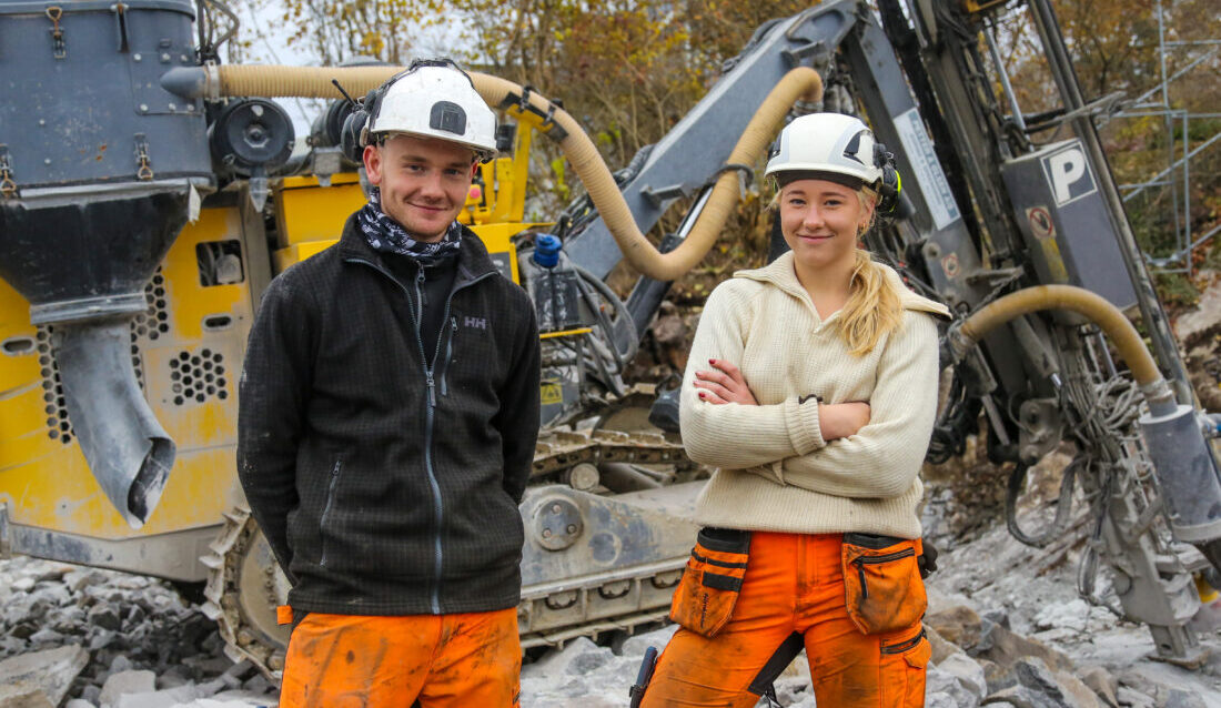 Lærlingene Jonas G. Waldenstrøm og Maja Elise Olsen har raskt fått mye ansvar hos Petter A Olsen AS, og stortrives med det. (Foto: Runar F. Daler)