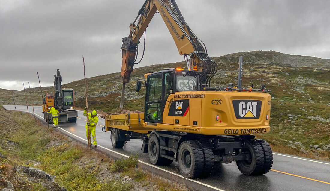 Rv. 7 over Hardangervidda inngår i en stor veidriftskontrakt Presis Vegdrift har i Vestland. Før vinteren setter inn må brøytestikkene på plass. (Foto: Njål Hagen)