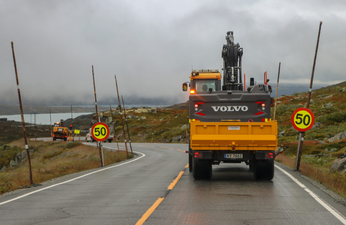 Arbeidslaget jobber raskt og det går ikke lang tid mellom hver gang skilter og lysregulering må flyttes på. (Foto: Njål Hagen)