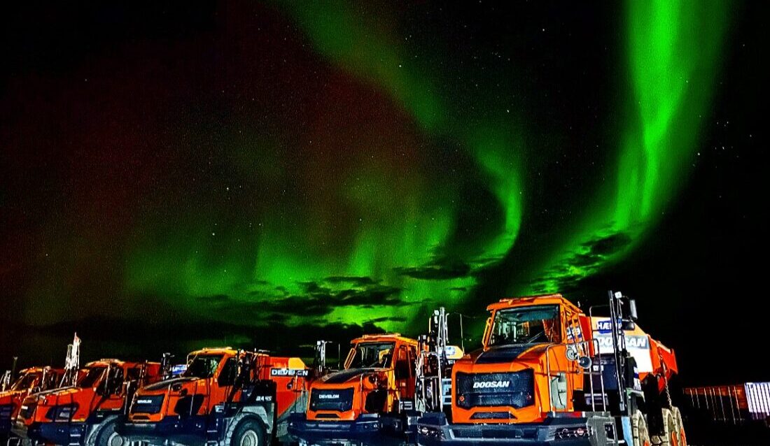 Dette utrolig flotte bildet, fra Hæhres anlegg på Andøya i Nordland, ble premiert i forrige utgave av Anleggsmaskinen. Nå kan det være din tur til å vinne! (Foto: Dani Thomassen)