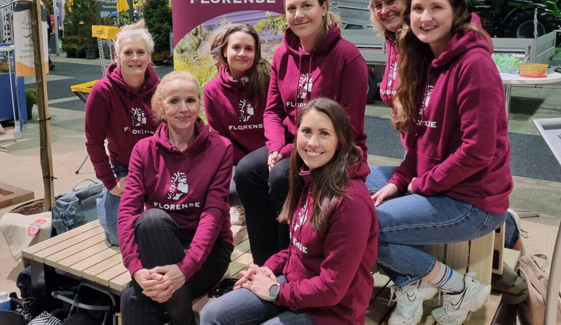 Styret i Florense på Park- og anleggsmessen, hvor nettverket ble lansert 27. november. Bak fra venstre: Ida Tindeskog (Naml), Silje Grimstad, (A. Markussen), Marthe Sandved (Agaia), Merete Bellingmo (Naml) og nestleder Bea Rosted (Agaia). Foran fra venstre: Svanhild Blakstad (Agaia) og styreleder Vaar Havnelid (Skaaret landskap). (Foto: Florense)