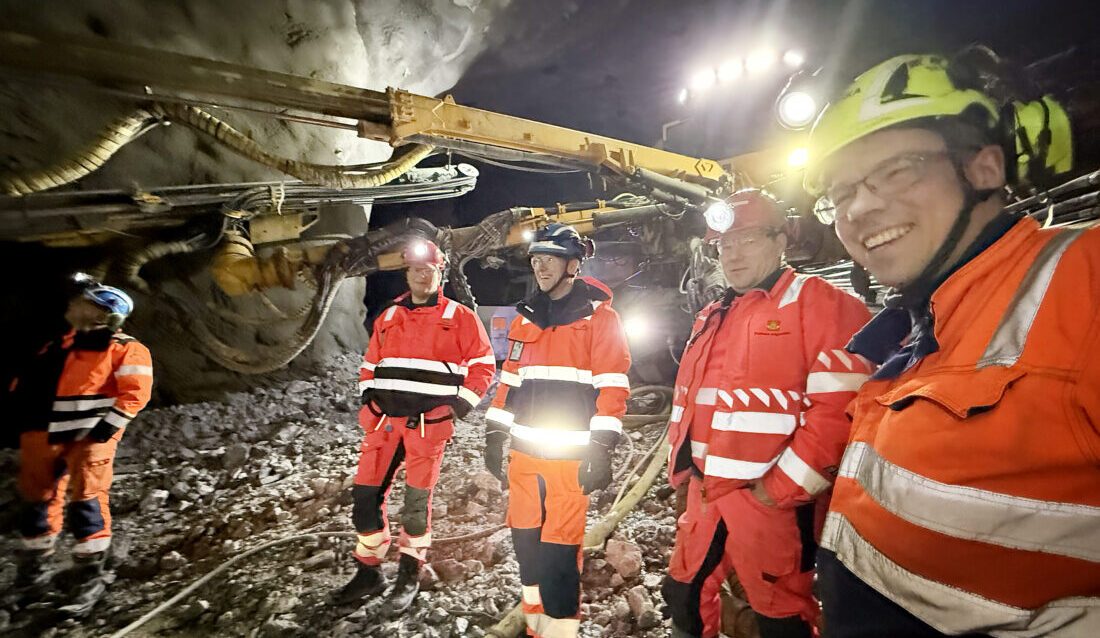 Skanska passerer 15 000 meter drevet tunnel på OPS Hålogalandsvegen. I marmorhvelvet i Gullberg øst, som vender ut mot Tjeldsundbroen står fra venstre: Statens vegvesen ved Bjørn-Einar Hansen, Hålogalandsvegen AS ved Kent Gøran Johansen, Statens vegvesen ved Henning Larsen og sprengningsbas Tore Gunnar Gundersen. (Foto: Statens vegvesen)