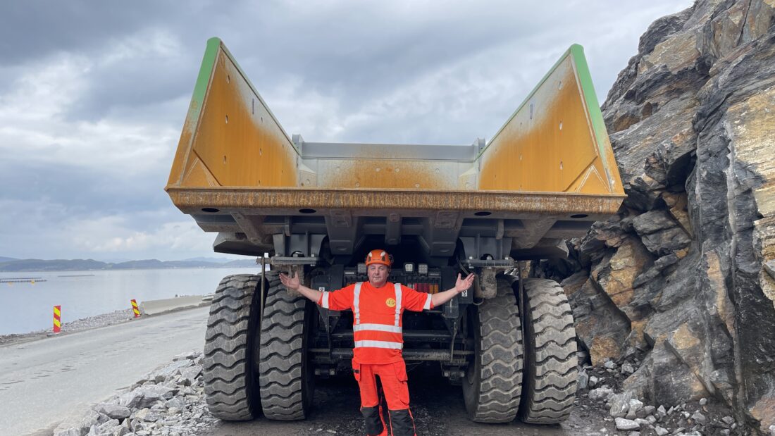 Eldriftansvarlig Ingebrigt Loe, hos Bertelsen og Garpestad AS, kan konstatere at de elektriske Sany-dumperne ruver. Så har da også kassen plass til formidable 33-38 m3, eller omtrent fem lastebil-lass. (Foto: Knut Haarvik/Statens vegvesen)