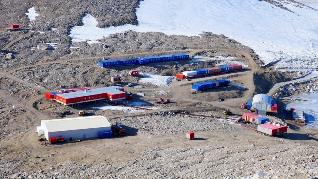 Dagens forskningsstasjon skal etter planen rives og erstattes av en ny. (Foto: Sven Lindström/Norsk polarinstitutt)