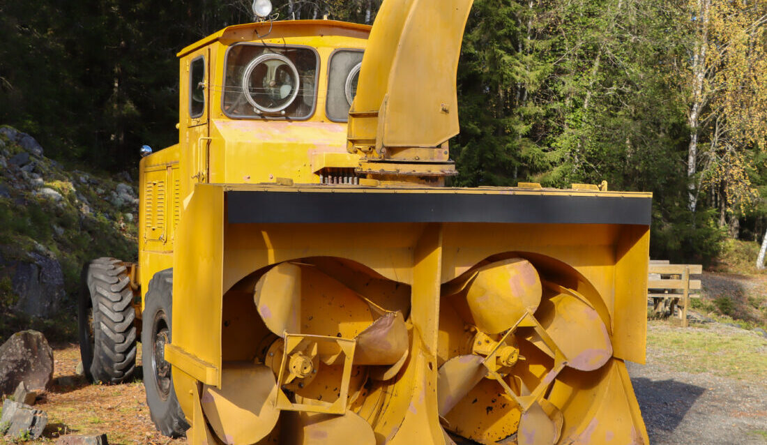 Maskinen har felles motor for fresing og framdrift, og kunne frese i maksimal snøhøyde 190 cm. (Foto: Njål Hagen)