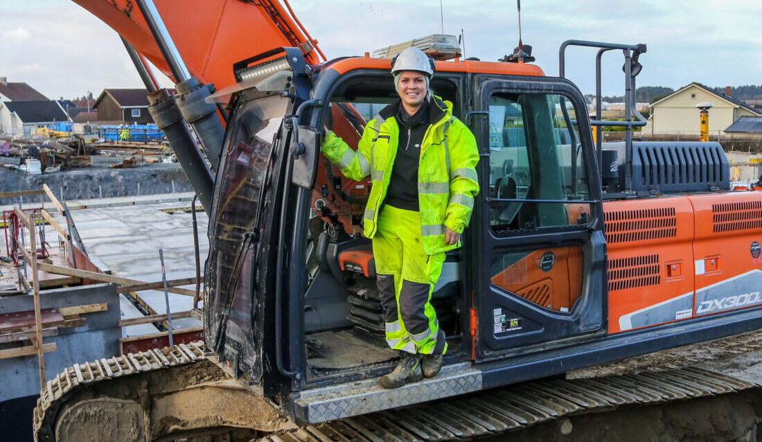 Rogalandsbedriften Grunn-Service AS satte i gang et prosjekt, med håp om å komme mer til bunns i hva som eventuelt kan være forsvarlige arbeidsoppgaver for gravide og hva som absolutt ikke er det. Maskinfører Juliane Ree var delaktig i prosjektet. Da hun selv ble gravid, ble hun sykemeldt nesten umiddelbart, men helst ville hun ha jobbet. (Foto: Runar F. Daler)