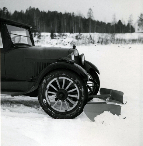 Øveraasen Motorfabrikk A/S bygde verdens første snøplog for bil i 1923. (Foto: Øveraasen)