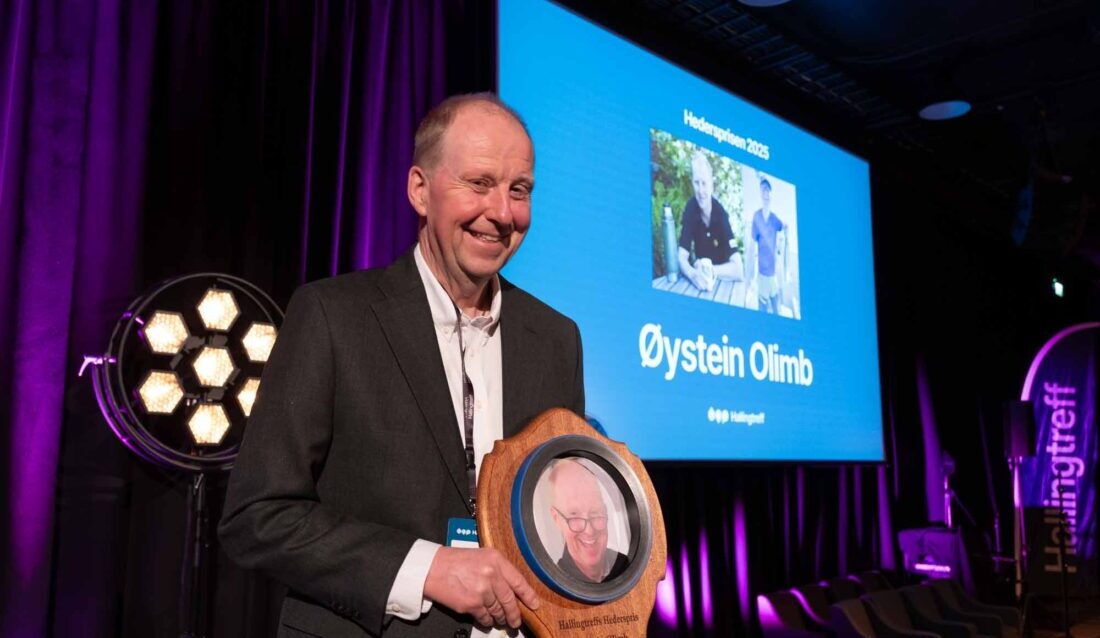 Øystein Olimb ble hedret med Hallingtreffs hederspris 2025. (Foto: Hallingtreff)